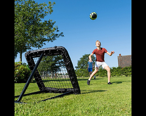 Сітка тренувальна для футболу EXIT Kickback Rebounder L 124 х 124 см, чорна