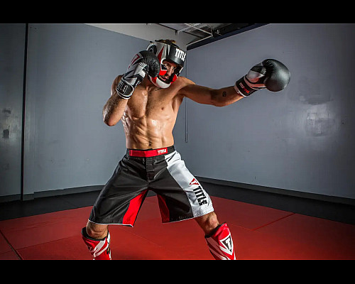 Шолом боксерський закритий з капою TITLE MMA Command розмір M, біло-червоний