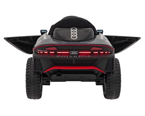 Сірий автомобіль Audi RSQ E-TRON