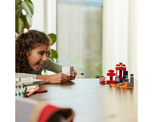 Конструктор LEGO Minecraft Засідка біля порталу в Нижній світ 352 ел. (21255) Конструктор LEGO Minecraft Засідка біля порталу в Нижній світ 352 ел. (21255)