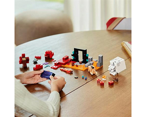 Конструктор LEGO Minecraft Засідка біля порталу в Нижній світ 352 ел. (21255) Конструктор LEGO Minecraft Засідка біля порталу в Нижній світ 352 ел. (21255)